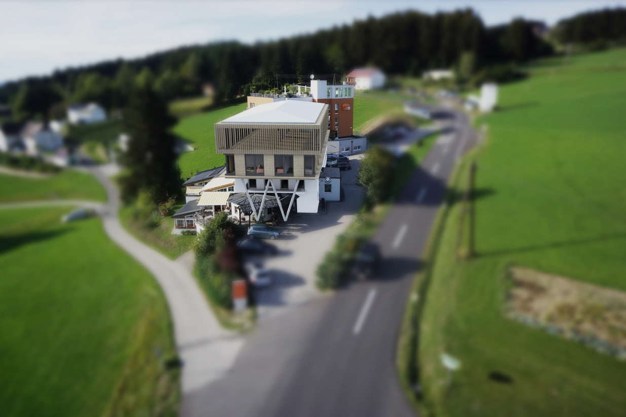 Außenansicht des Seminarhotels in Kirchschlag - Hotel Alpenblick